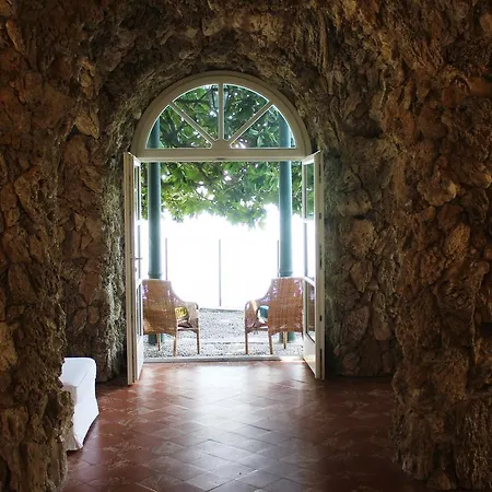 In Giuditta Pasta On The Lake Shore Apartment *